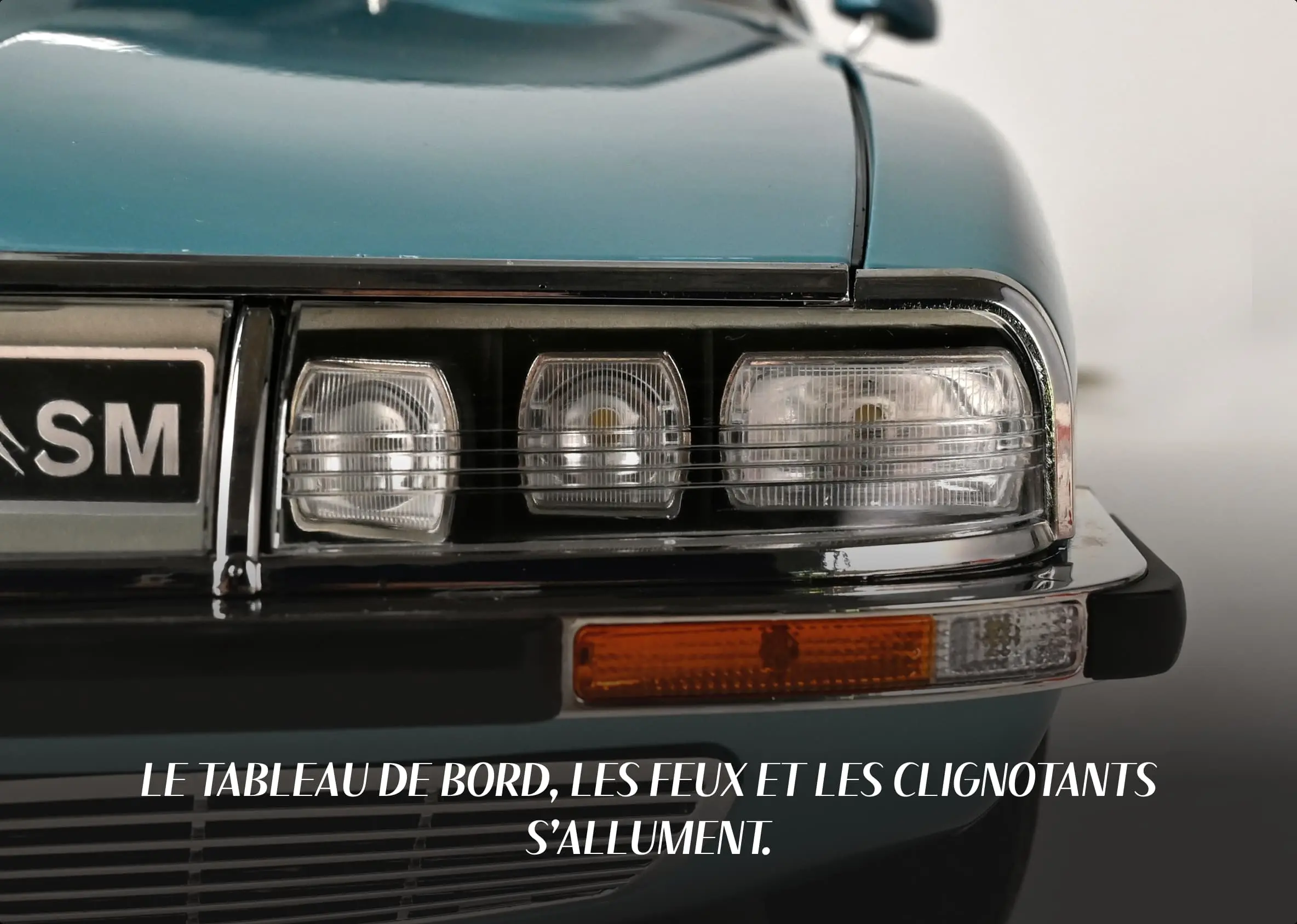 Le tableau de bord, les feux et les clignotants s’allument.